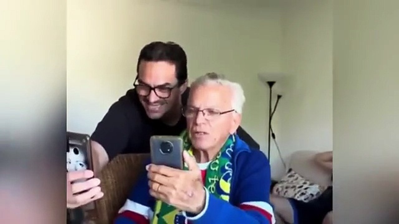 STA IN VIDEOCHIAMATA CON IL FIGLIO CHE VIVE ALLESTERO, MA NON SI ACCORGE CHE È DIETRO DI LUI!!