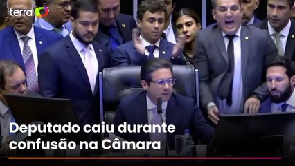 Nikolas Ferreiras leva tombo na Câmara e reclama de deputada do PT: ‘Imagina se é o contrário?’