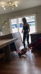 Elle essaie de soulever un meuble seule, ça finit mal