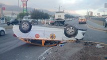 Así fue el choque y posterior volcadura de taxi en Santa Catarina