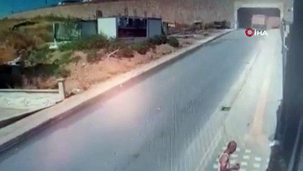 Bursa’da freni patlayan kamyon site duvarına çarptı