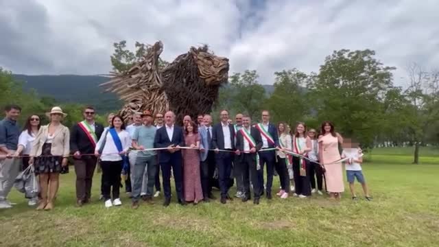 Leone alato di Martalar tra le Colline del Prosecco, il taglio del nastro della nuova scultura con il legno di Vaia
