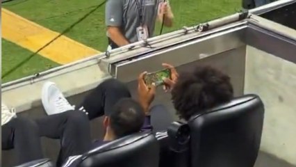 La falta de respeto de Zirkzee: Jugando con el móvil en la grada durante el partido de su equipo
