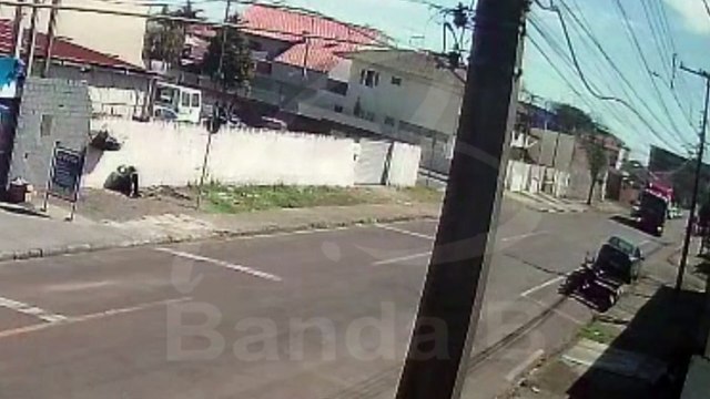 Caminhoneiro não sinaliza conversão e atinge carro que capota duas vezes em SJP; vídeo mostra acidente