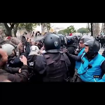 Reprimen con gases, camiones hidrantes y golpes en la marcha de jubilados