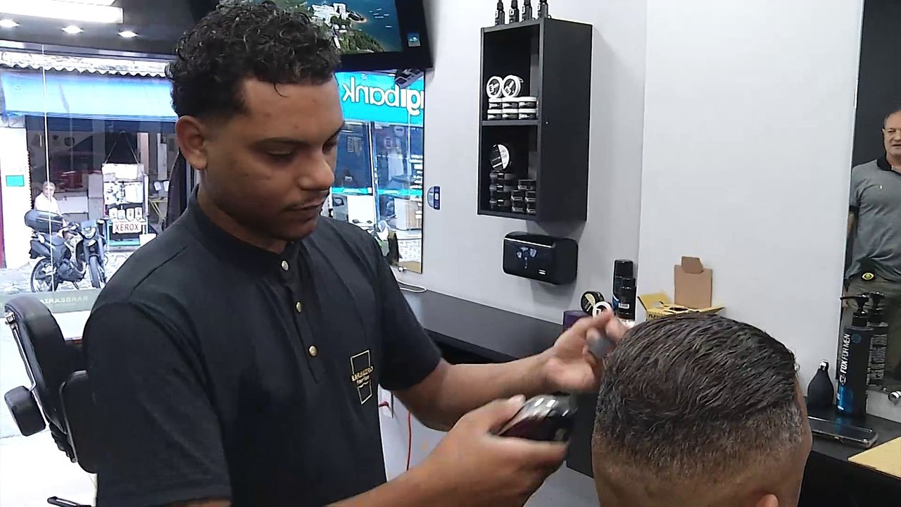 Após 24 Anos, Barbeiro Realiza o Sonho de Abrir Sua Própria Barbearia no Centro de São Vicente