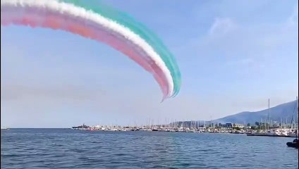 Frecce Tricolori, lo show a Spezia: lungomare gremito, evoluzioni mozzafiato