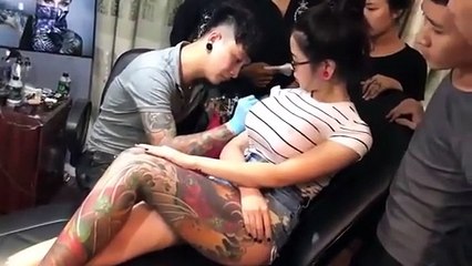Mentre si tatua succede qualcosa di clamoroso!