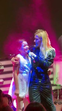 Carolina Dieckmmann e neta de Preta Gil emocionam ao cantar a música Sinais de Fogo