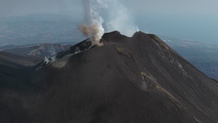 Flussi di lava mozzafiato dalla cima dell’Etna in Sicilia