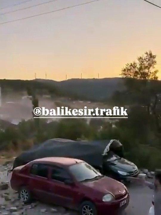 Balıkesir’de şiddetli deprem: Yıkılan binalar var!