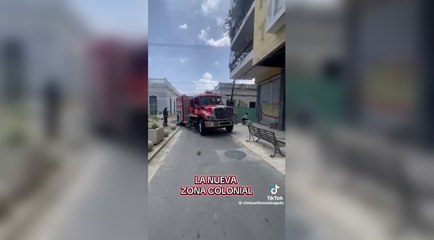 Un camión de bomberos queda atrapado en una esquina de la Ciudad Colonial por diseño urbano restrictivo