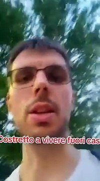 CACCIATO VIA DI CASA DALLA MADRE, VIVE COME UN VAGABONDO SENZA AIUTI DALLE ISTITUZIONI!!