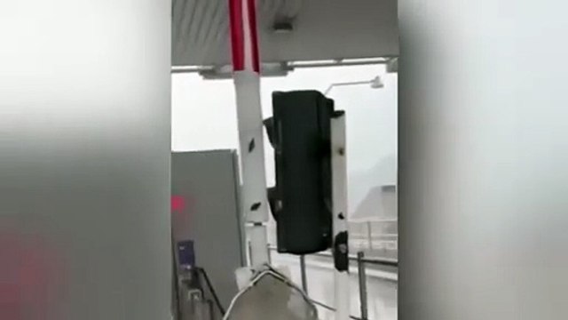 STA PAGANDO L’AUTOSTRADA, MA ARRIVA UNA GRANDINATA PAZZESCA E DECIDE DI RIMANERE SOTTO AL CASELLO!!