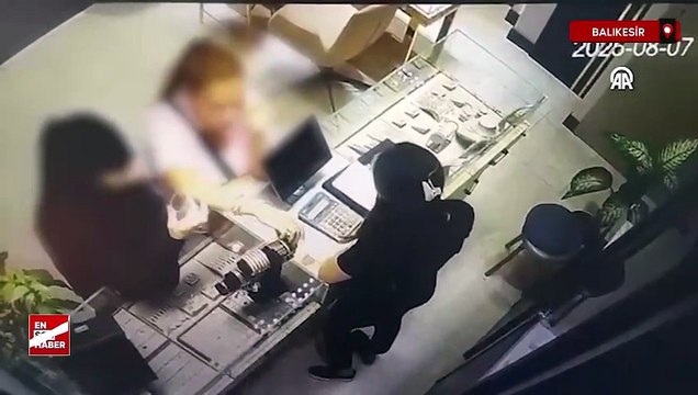Balıkesir'de kuyumcuda tırnakçılık yöntemiyle hırsızlık
