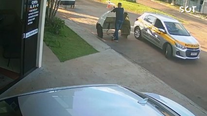Carro invade autoescola durante aula de baliza em Mamborê