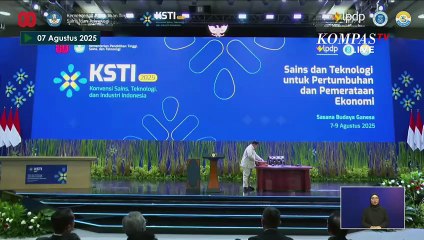 Prabowo Tiba-Tiba Pindahkan Kotak Berlogo Bintang 4 Sebelum Pidato di Bandung: Militeristik