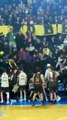 Pelea en la tribuna durante el cuarto partido entre Napostá y Olimpo
