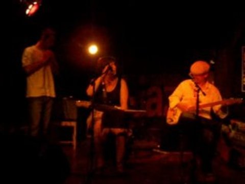 Queen Lolo So many roads guitare et chant comptoir jazz