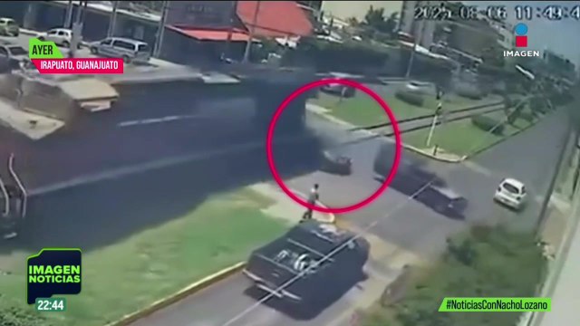 Momento exacto en el que una locomotora impactó varios vehículos en Irapuato, Guanajuato