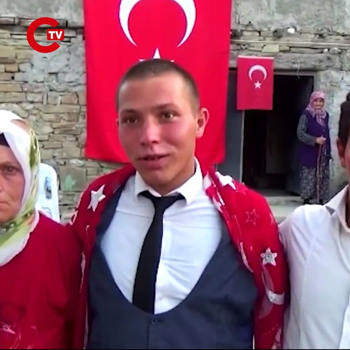 'Bir tek garibanlar mı askere gider' demişti... Sinop'un Boyabat ilçesinde sosyal medyada yaptığı çağrıyla gündem olan İbrahim Çetin, ilçe protokolü ve halkı tarafından vatani görevine uğurlandı.