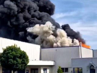 Monheim: Folienfabrik geht in Flammen auf
