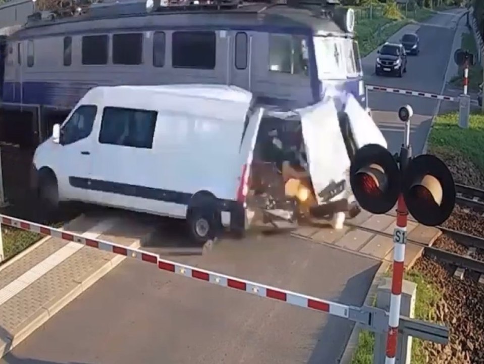 Crash in Polen: Zug reißt Transporter in Stücke