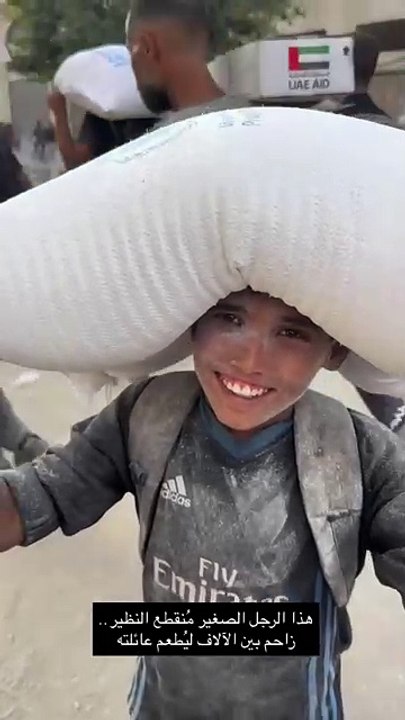 IMG_5812غزہ کا ایک بچہ اپنی جان کو خطرے میں ڈال کر اپنے بہن بھائیوں کو کھانا کھلانے کے لیے آٹے کا تھیلا اٹھائے لمبا فاصلہ طے کر رہا ہے۔
