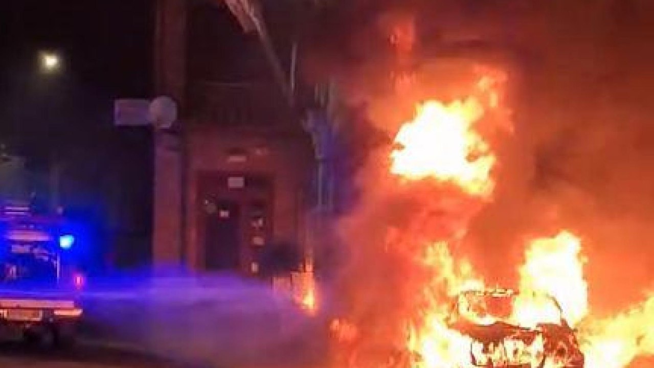 Arde un coche y la terraza de un bar en Población de Campos