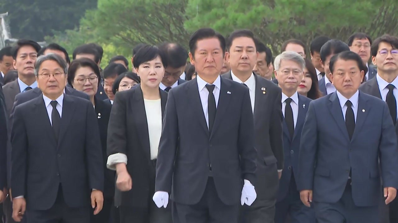 정청래, 5·18 묘지 참배..."내란 단죄 않으면 반복" / YTN