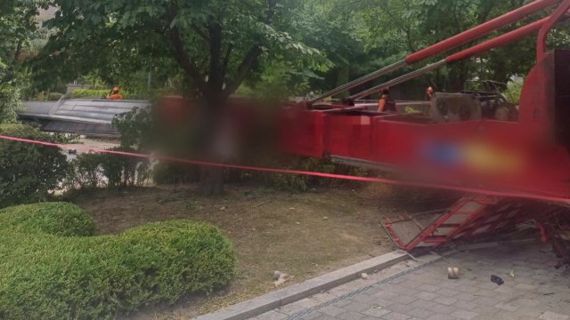 경기 오산 아파트 단지서 사다리차 넘어져 / YTN