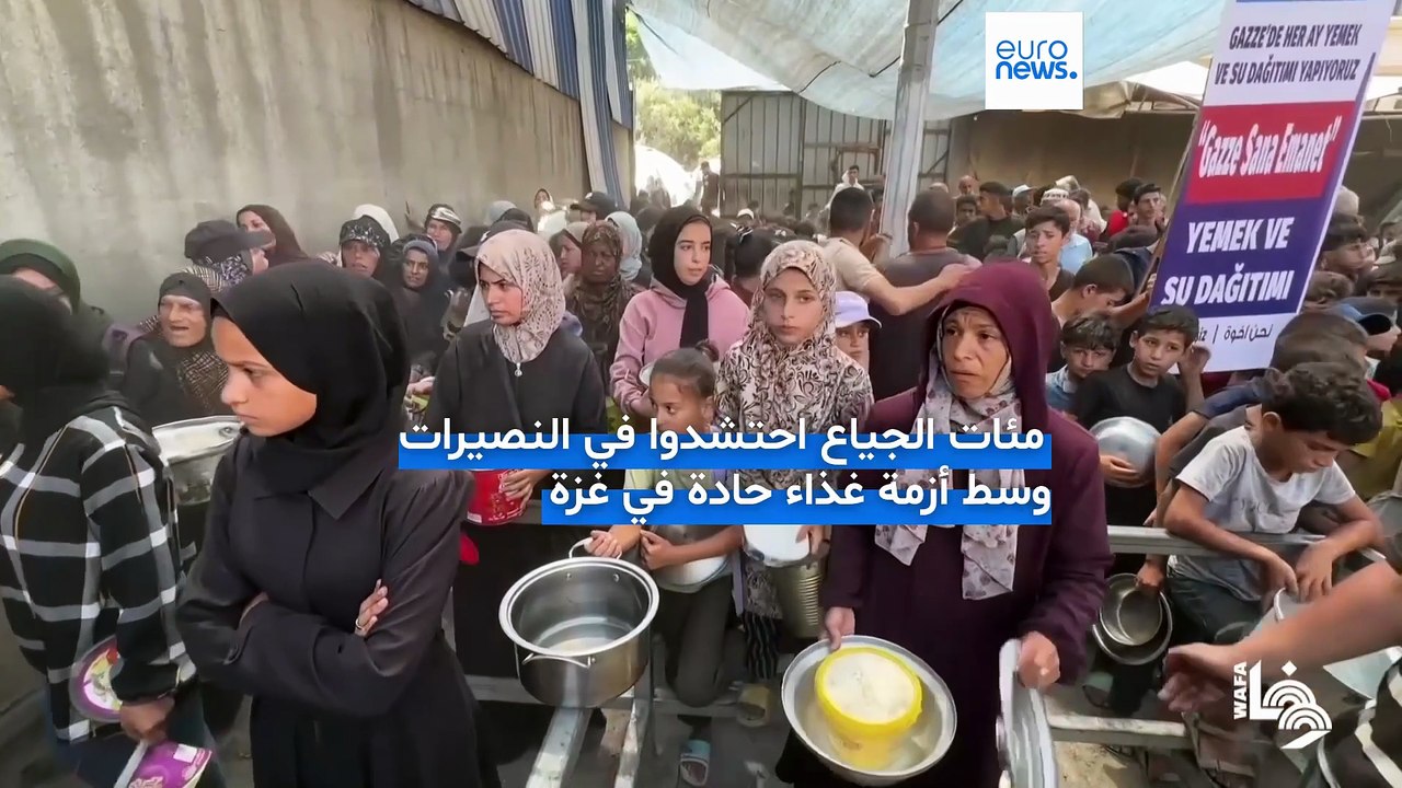 غزة: جموع جائعة تتزاحم للحصول على وجبات طعام من مطبخ خيري في مخيم النصيرات