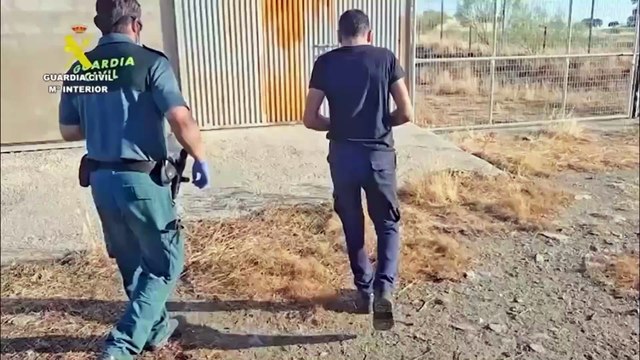 La Guardia Civil halla 32 perros muertos por inanición en una finca de Azuaga (Badajoz)