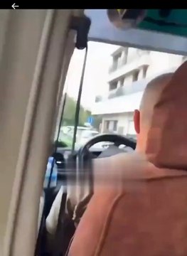 Minibüs şoförü seyir halindeyken porno izledi! O anlar kamerada