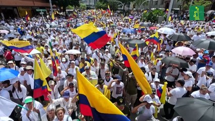 Miles marchan en Colombia en apoyo al expresidente Uribe tras condena