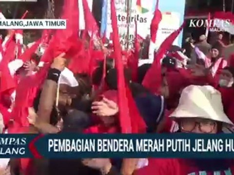 Bagi-bagi Bendera Merah Putih Meriahkan Hari Kemerdekaan RI