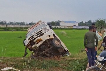 अनियंत्रित होकर खेत में जा घुसी एंबुलेंस