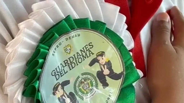 Policías se convierten en profesores y abren puertas al futuro de 13 jóvenes con clases de inglés