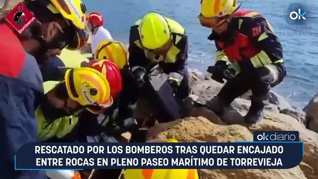 Rescatado por los bomberos tras quedar encajado entre rocas en pleno paseo marítimo de Torrevieja