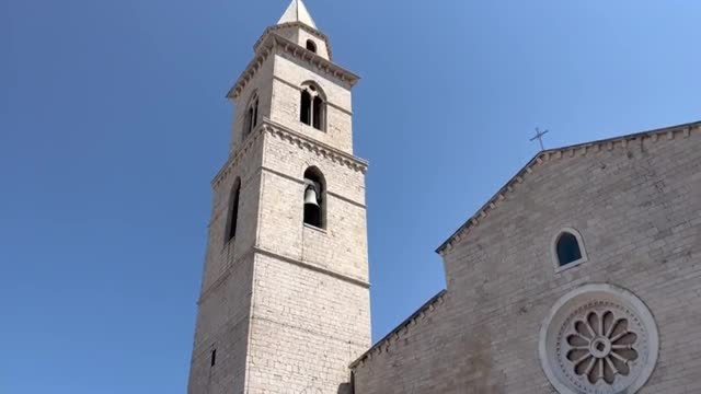 Andria, in cattedrale l'ultimo saluto ai tre ciclisti morti sulla proviciale di Terlizzi. «Il sangue non si versa, si dona»