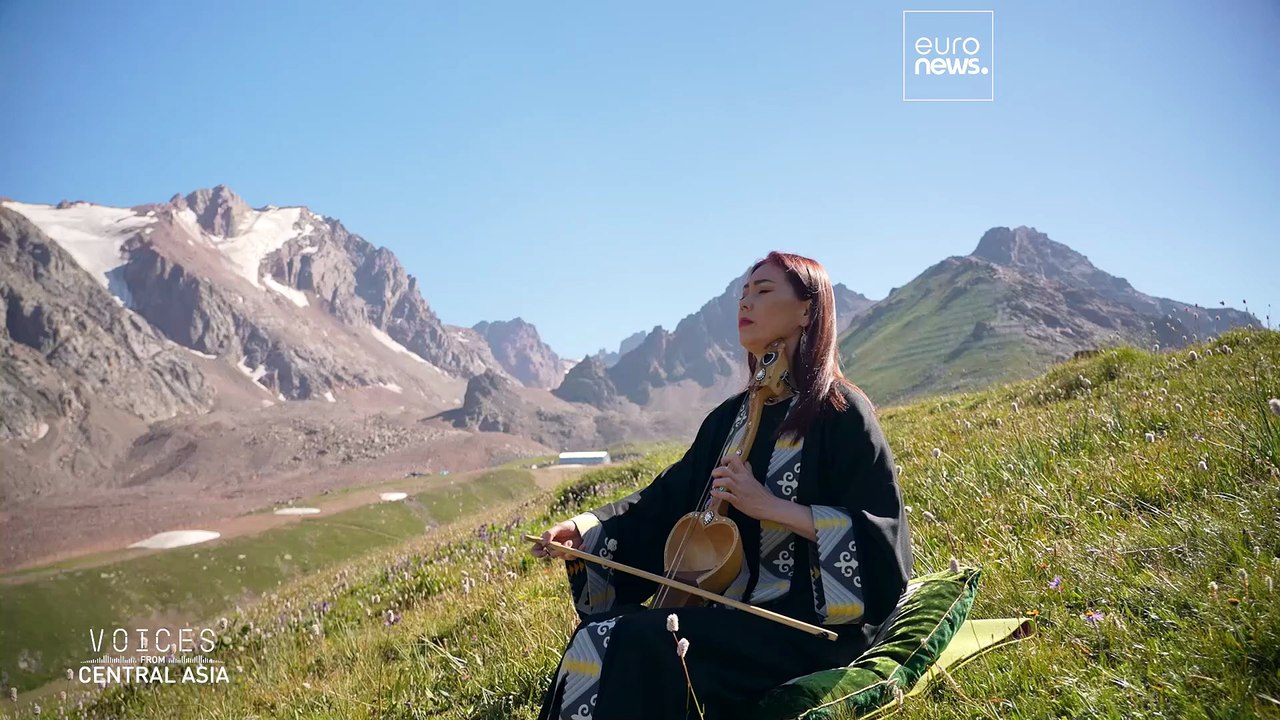 Die kasachische Musikerin Layla Tazhibayeva interpretiert das traditionelle Kobyz neu