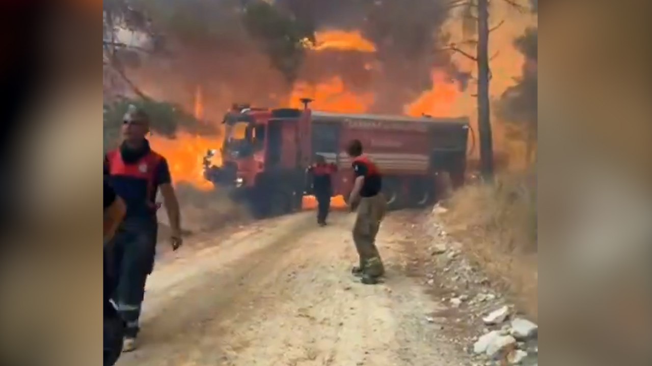 Çanakkale'deki orman yangınında itfaiye aracı alevlerin arasında kaldı
