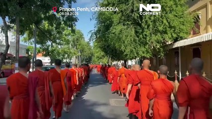 Kamboçyalı rahiplerden Tayland sınırındaki çatışmalarda ölen askerlere saygı yürüyüşü