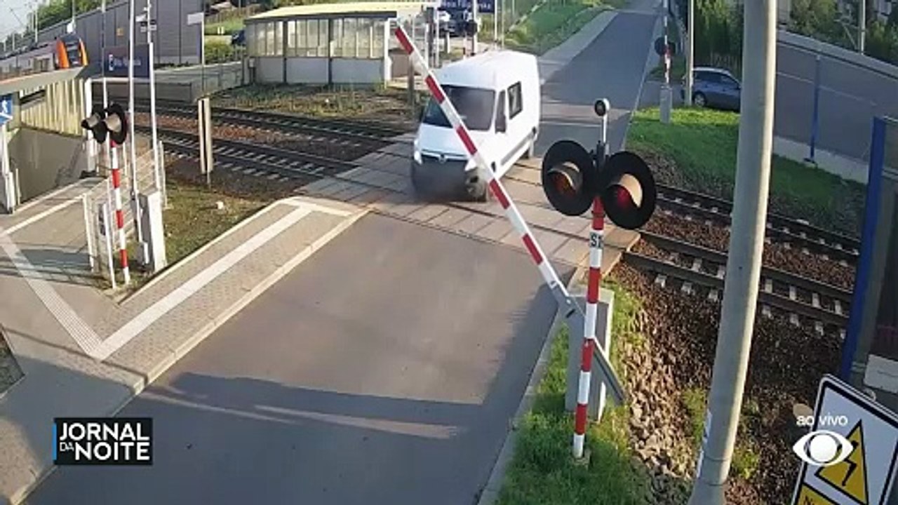 Motorista de van fica presa em linha ferrea e é atingido por trem