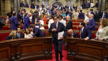 Junts afirma que el gobierno de Illa es el de la "desnacionalización" y rinde "pleitesía" al Rey