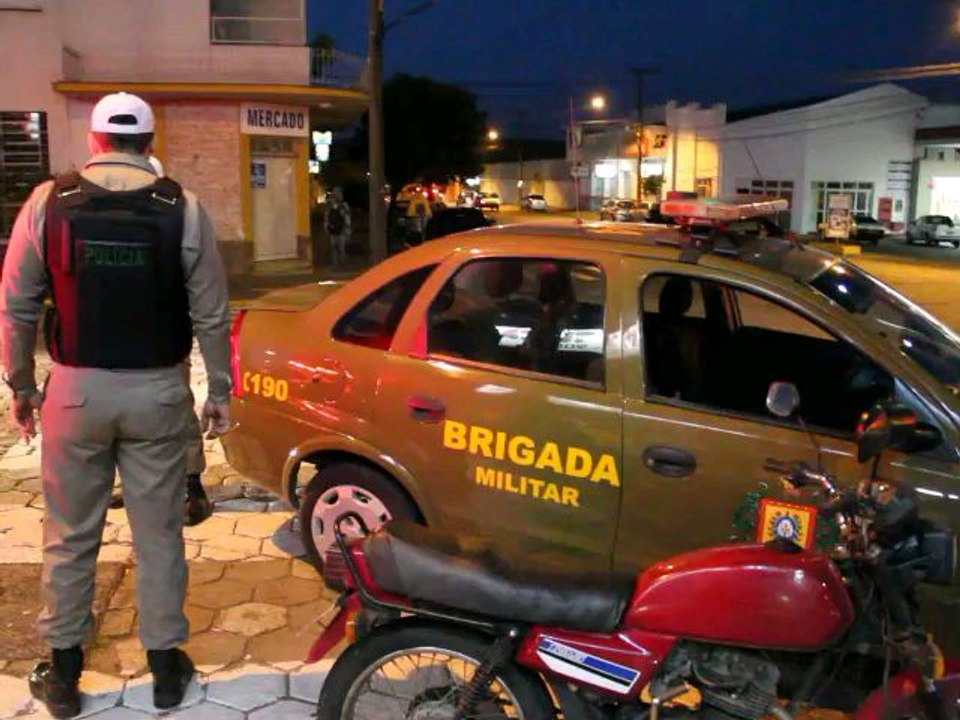 Dupla é epós assalto no bar Goiás
