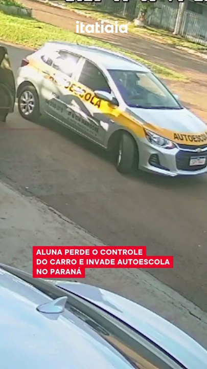 Vídeo: aluna perde o controle do carro e invade autoescola no Paraná
