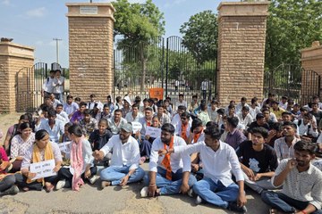 कॉलेज समस्याओं को लेकर छात्रों ने गेट बंद कर किया प्रदर्शन