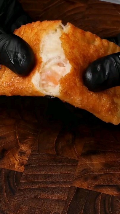 Fried bread stuffed with sausages and cheese#fypageシ #foryourpage #cooking #homecooking #goodfood #snacks  #foodlovers #recipe #simplerecipe #partyfood #sausages #eating #foodie #yummyfood #friedbread  #deliciousfood