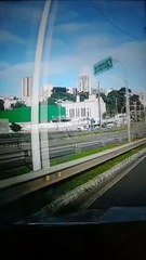 Moto colide com carro na Via Expressa de Salvador; veja vídeo